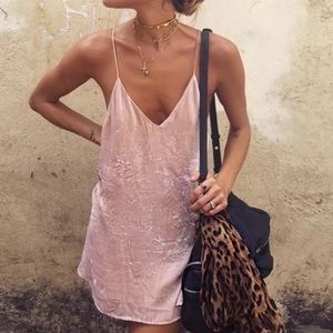 Pink velvet lose dress.