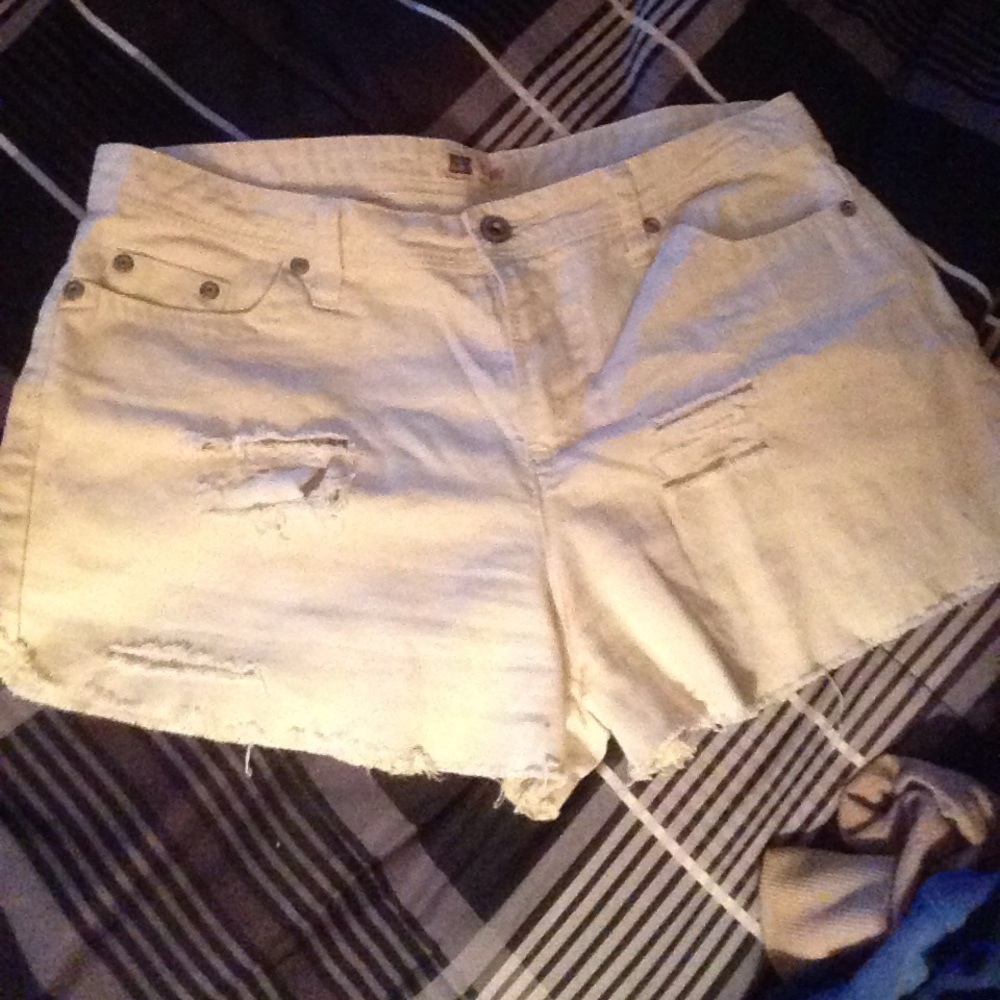 FLASH SALE🦋Faded Glory White Shorts🌺