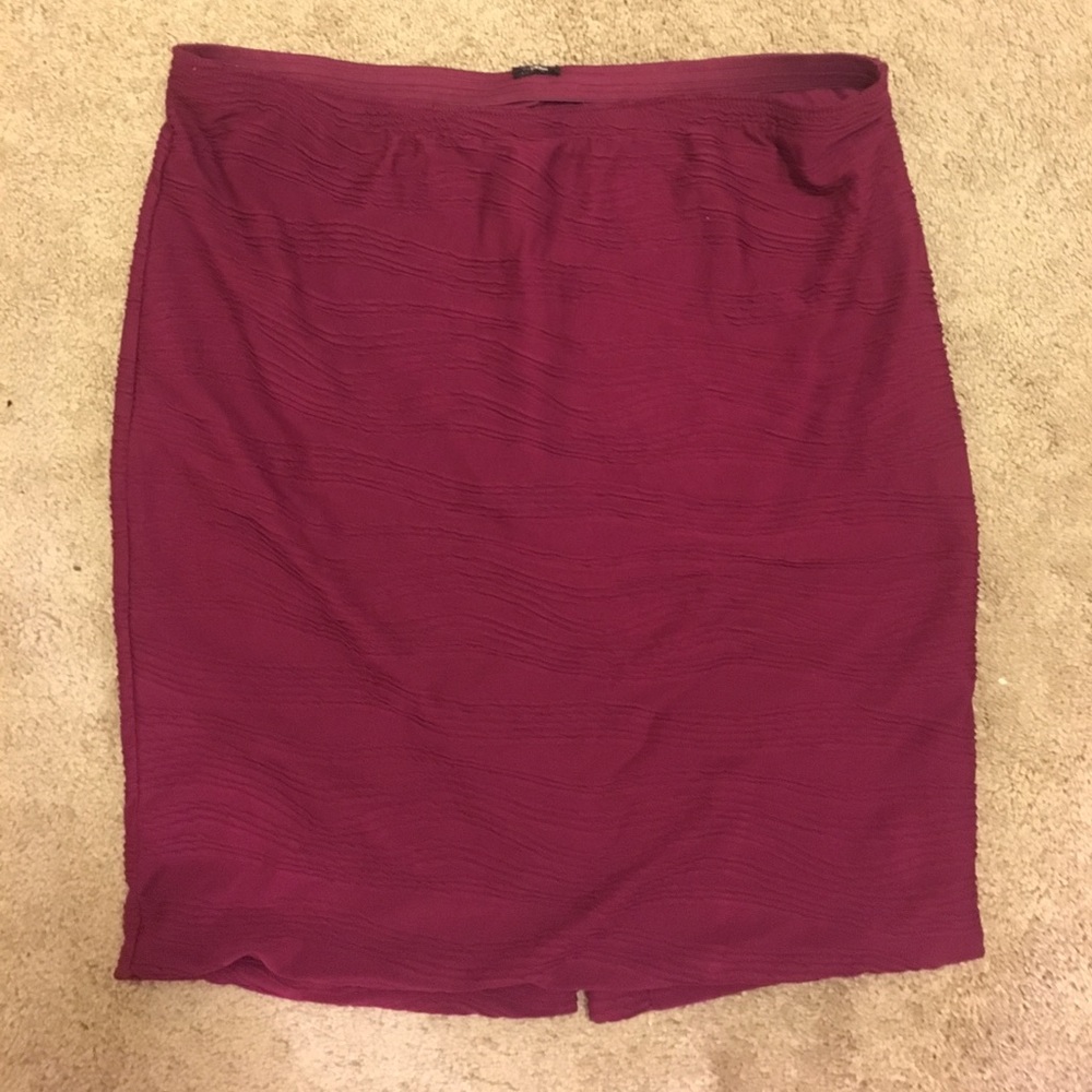 Fuchsia pencil skirt with textured pattern