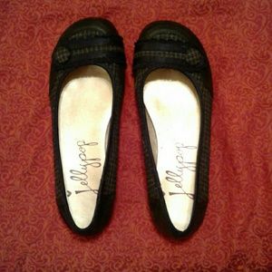 Black flats with pattern