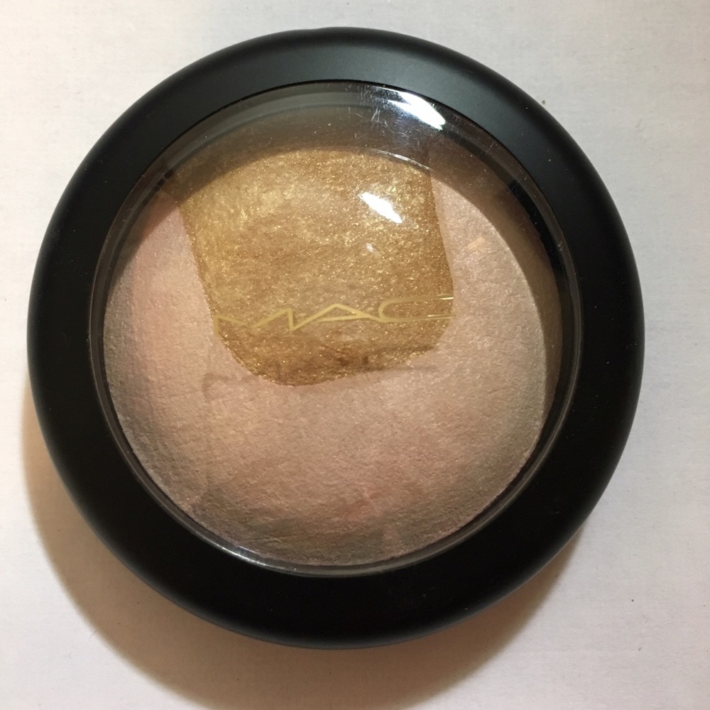MAC Mineralized Skinfinish - centre of attention