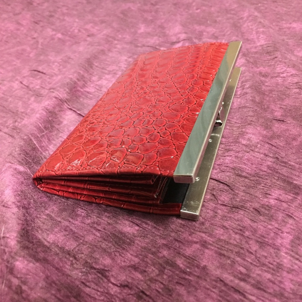 Clutch / Wallet - Picture 2 of 3