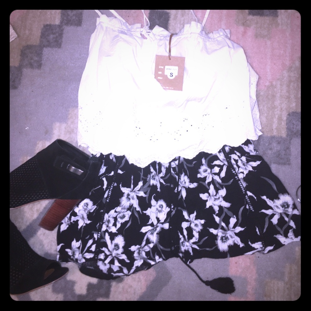 Black floral flowly shorts