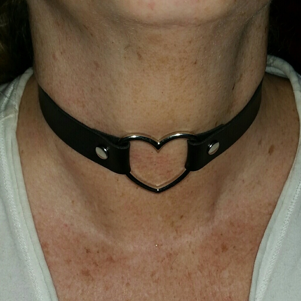 NEW!! NICE BLACK CHOKER w SILVER HEART