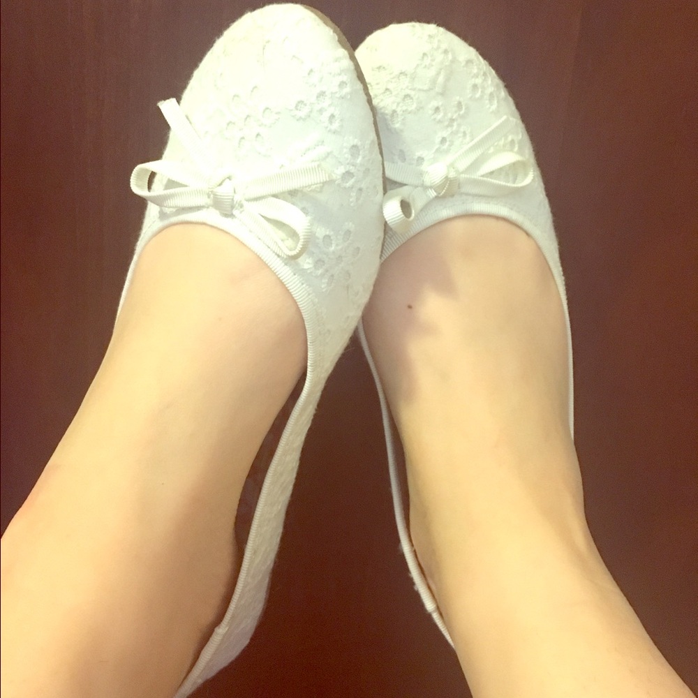 Arizona White Eyelet Flats