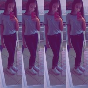 Meet your Posher, Larissa