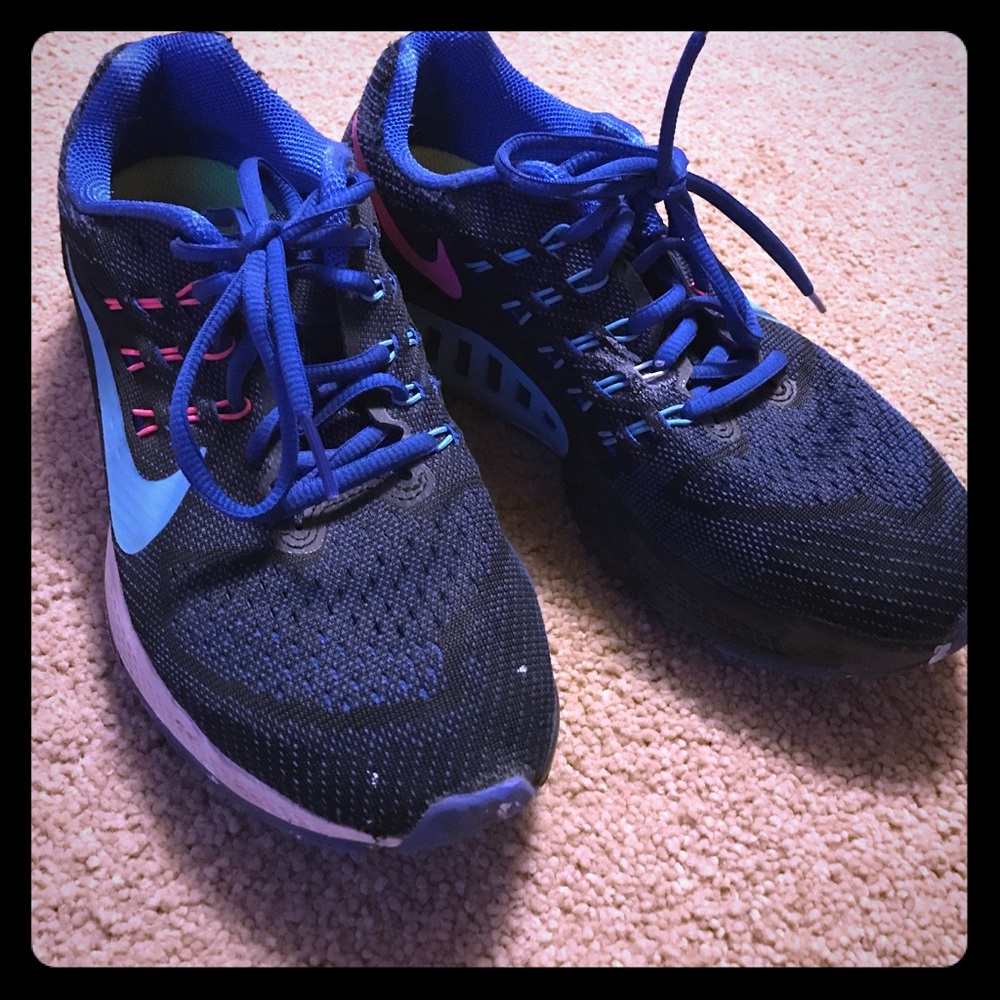 Nike tennis shoes-got a little paint on themSz 7.5
