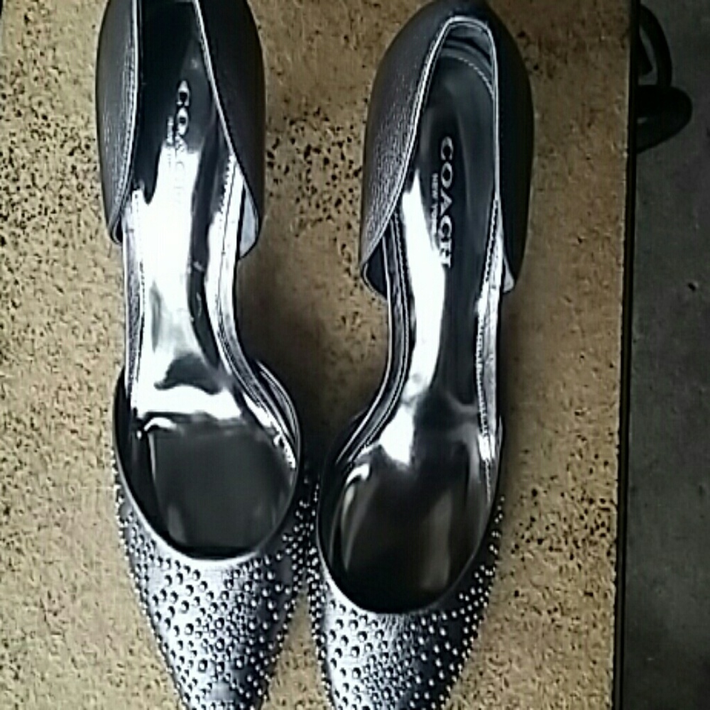 Coach beaded pump