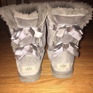 grey bailey bow uggs
