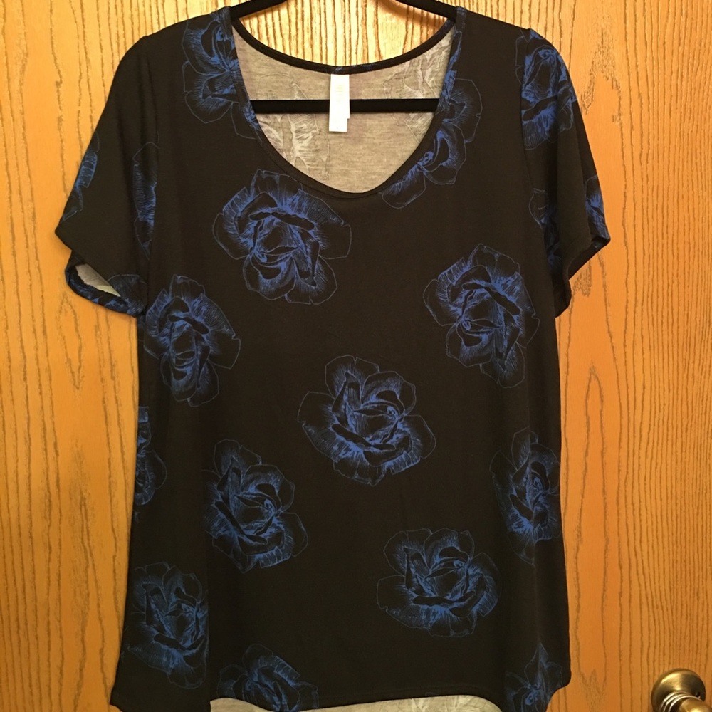 NWOT. LuLaRoe Classic Tee