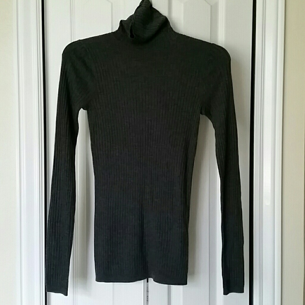 Vince turtle neck cashmere sweater sz xs dark gray