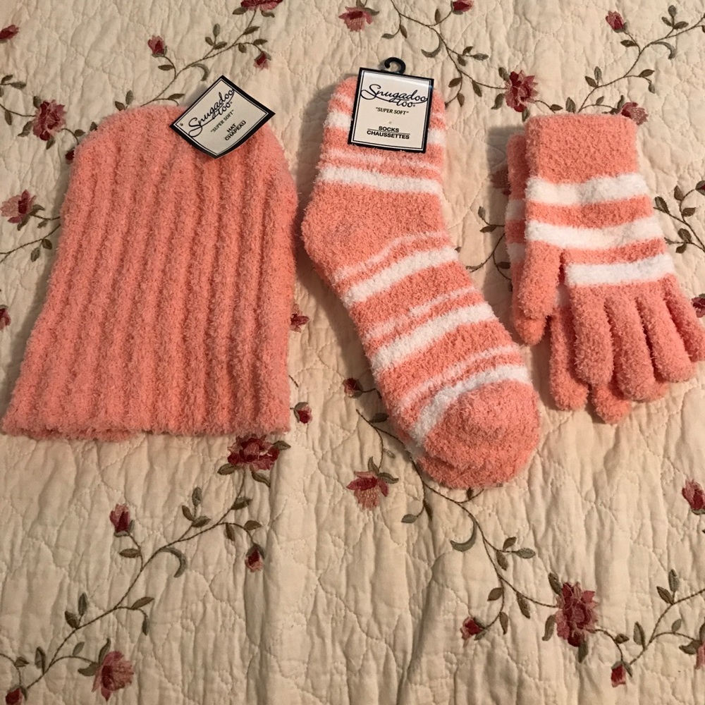 Gloves, beanie, sock set