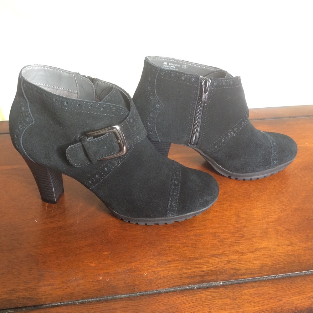 Aerosoles - Monument Bootie - black suede - sz 6M