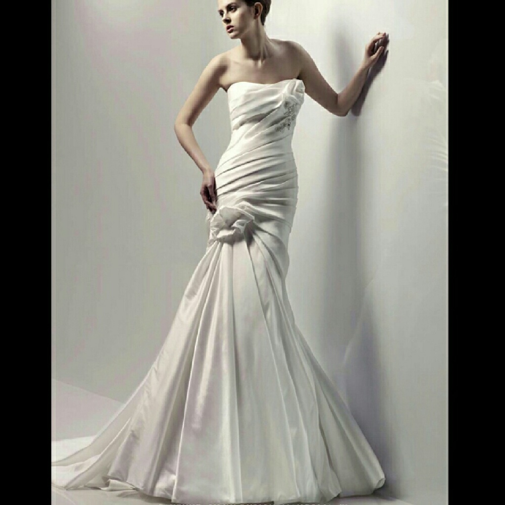 SOLD -Enzoani Designer Wedding Gown *RUNS SMALL