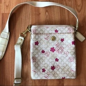 Adorable authentic Coach cross body bag 🌺