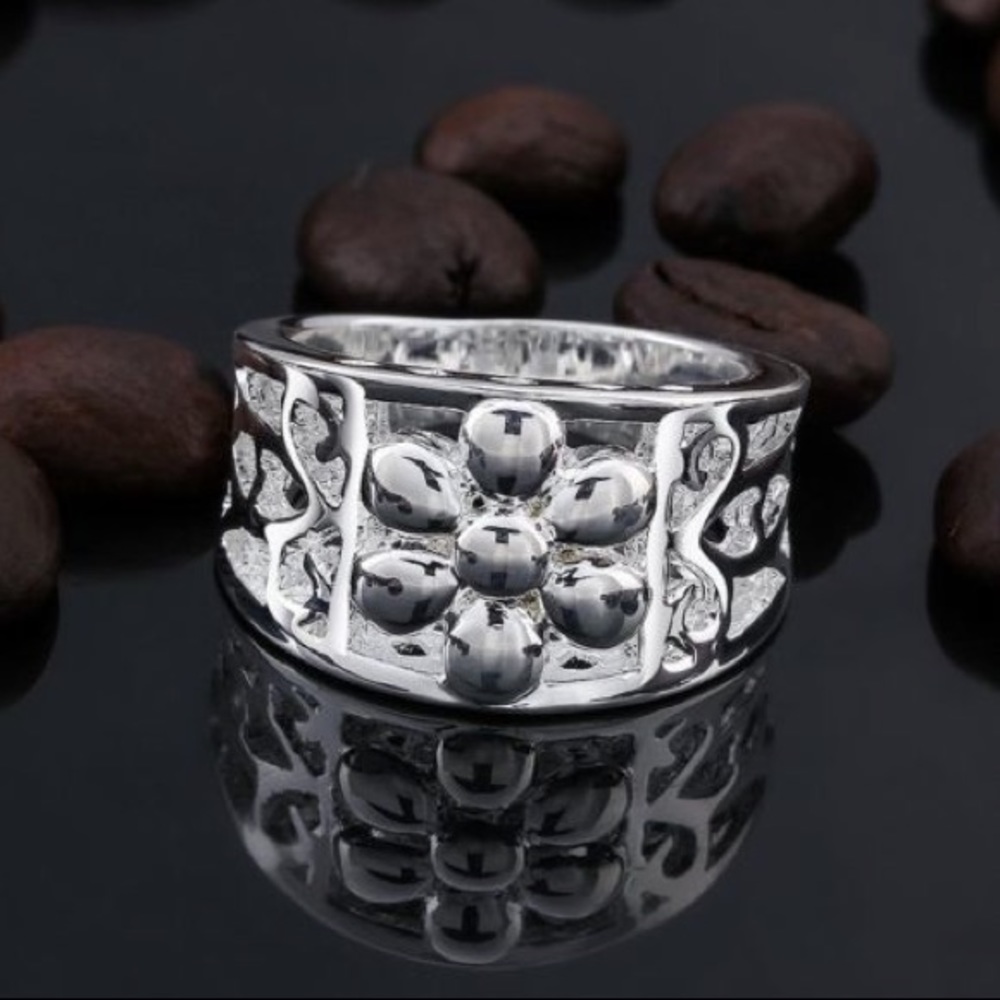 NWOT Silver Flower Daisy Ring Band Bling - Picture 2 of 4