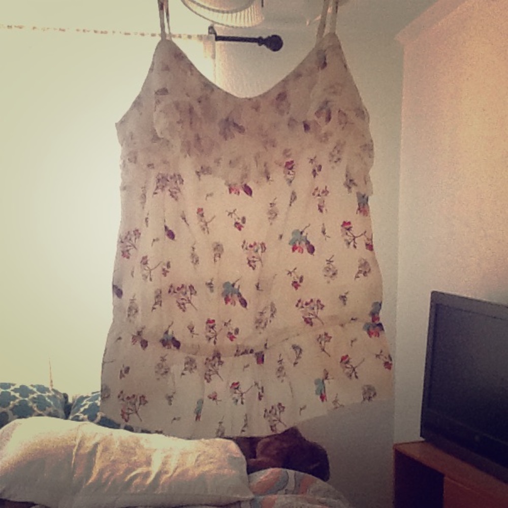 Cute floral American Eagle top.