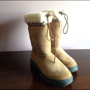 Gently used UGG Women's ultimate cuff boots