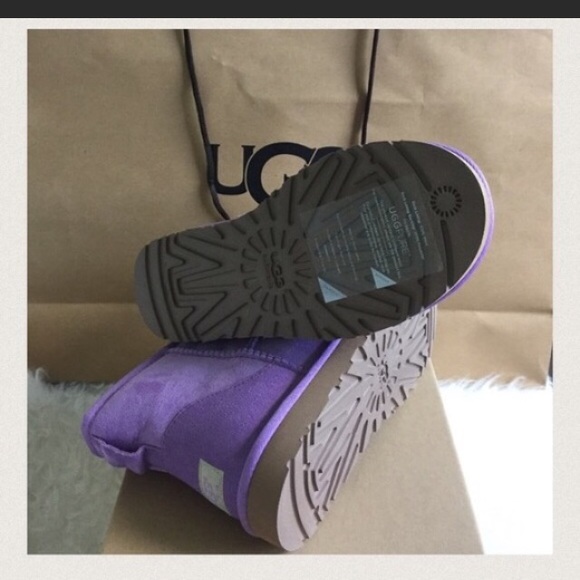 🔴SOLD🔴🔴UGG NWT MINI CLASSIC LILAC BOOTS 🐨SOLD - Picture 3 of 4