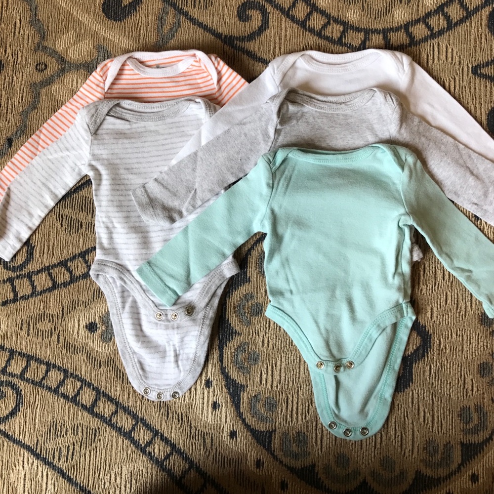 Gender neutral NB onesies 👶🏼👶🏼