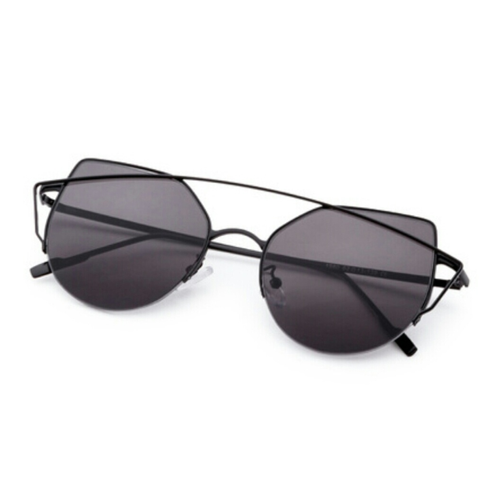 LAST PAIR Black Cat Eyes Sunnies - Picture 3 of 3