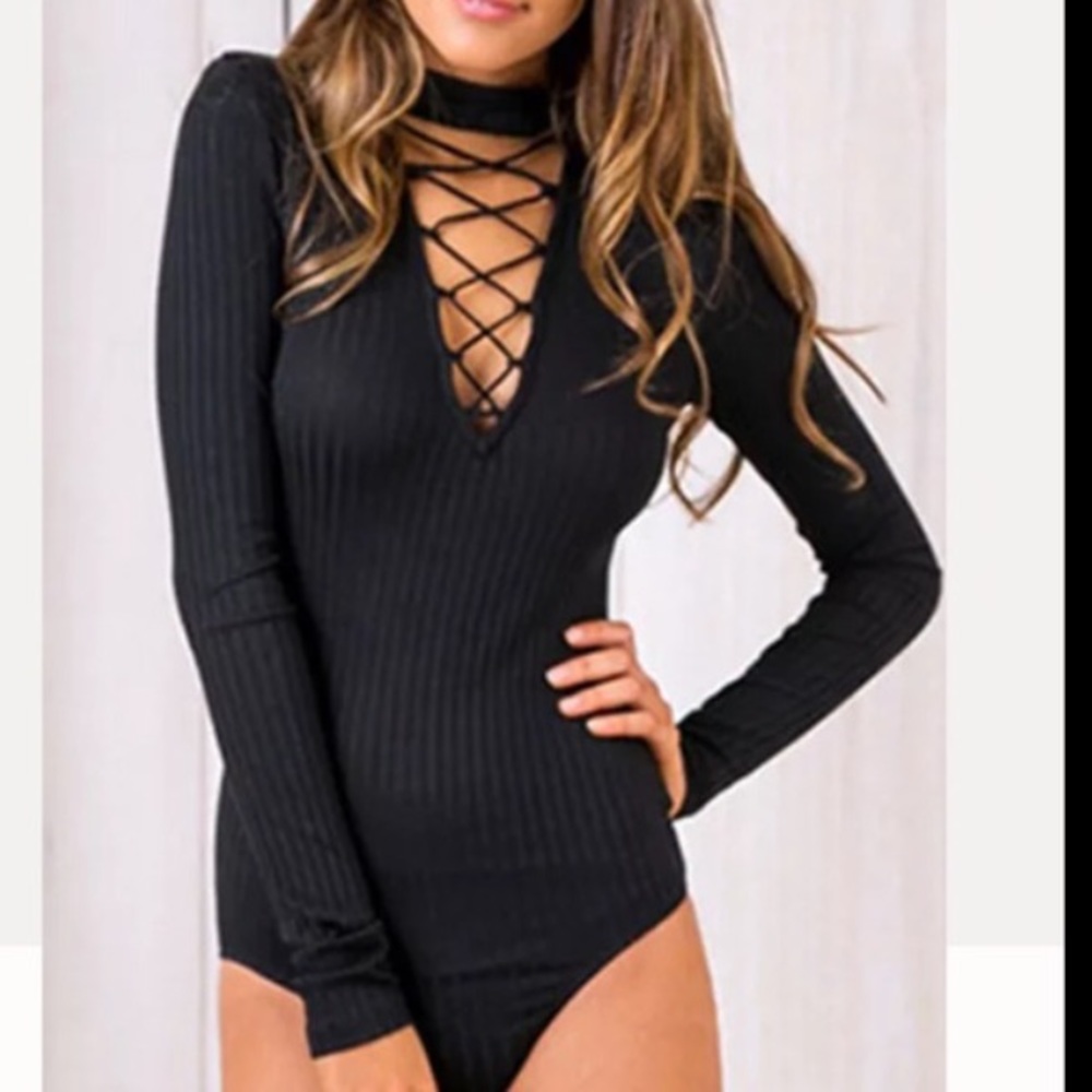 Crosscross chocker neck bodysuit.
