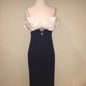 💙Escada navy evening gown w crystals. Stunning!