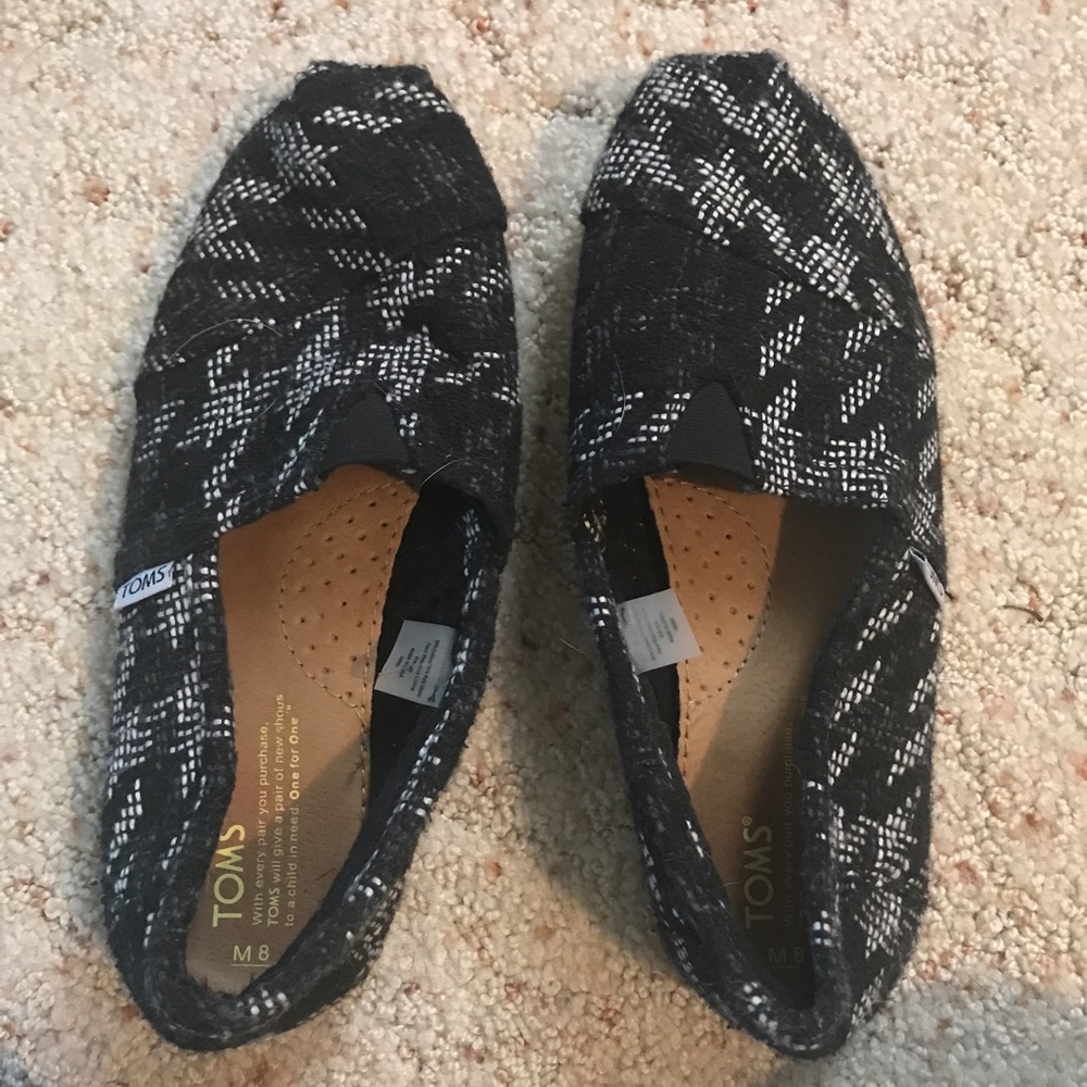 Men's 8 Toms / women's size 9