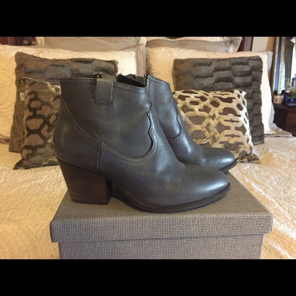 Steve Madden size 8 gray booties