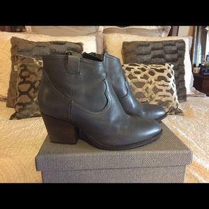 Steve Madden size 8 gray booties