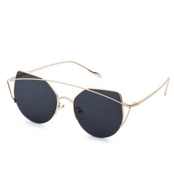 Last Pair!!! Gold Frame Black Cat Eye Sunnies - Picture 2 of 2