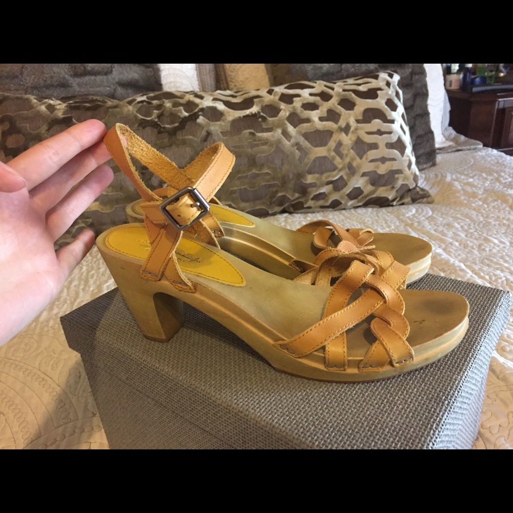 American Eagle platform wooden mustard sandal, sz8