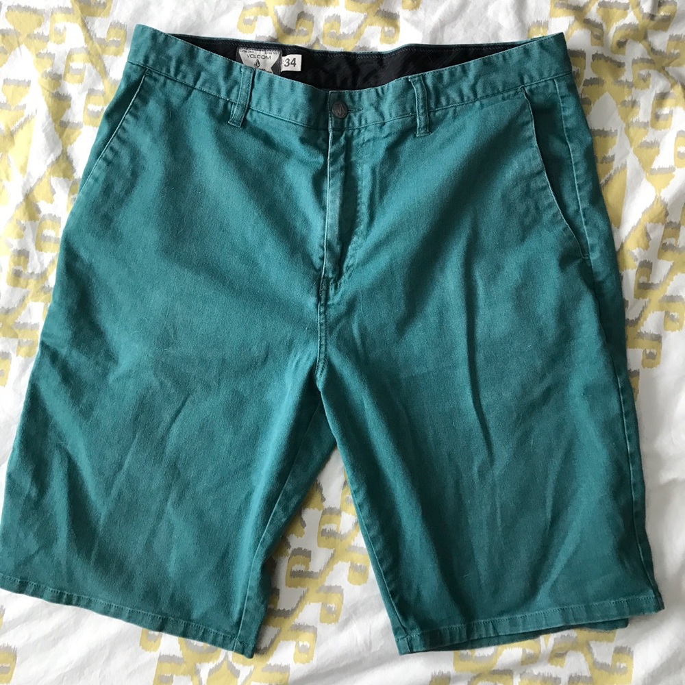 Volcom Shorts in Green - Size 34