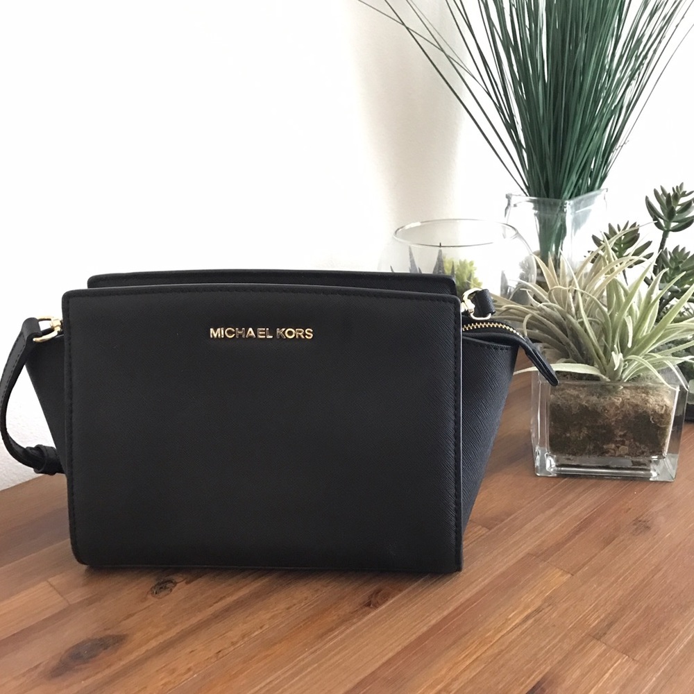MIcheal Kors Selma Crossbody Black