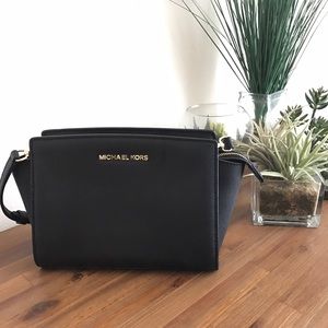 MIcheal Kors Selma Crossbody Black