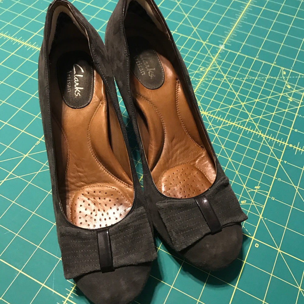 Clarks Society Bristol suede gray pumps 9 EUC