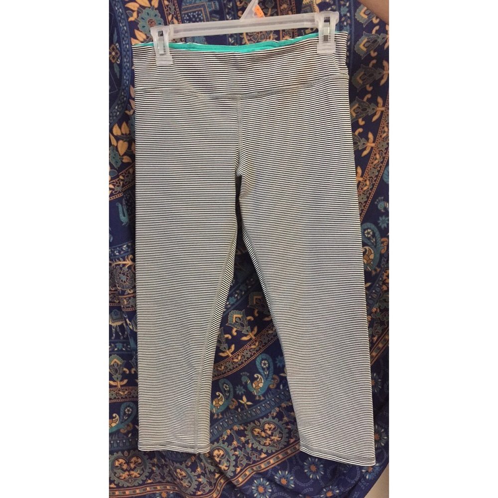 Super cute 3/4 length workout pants!