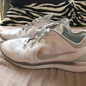 Nike 5.0 free runs in white