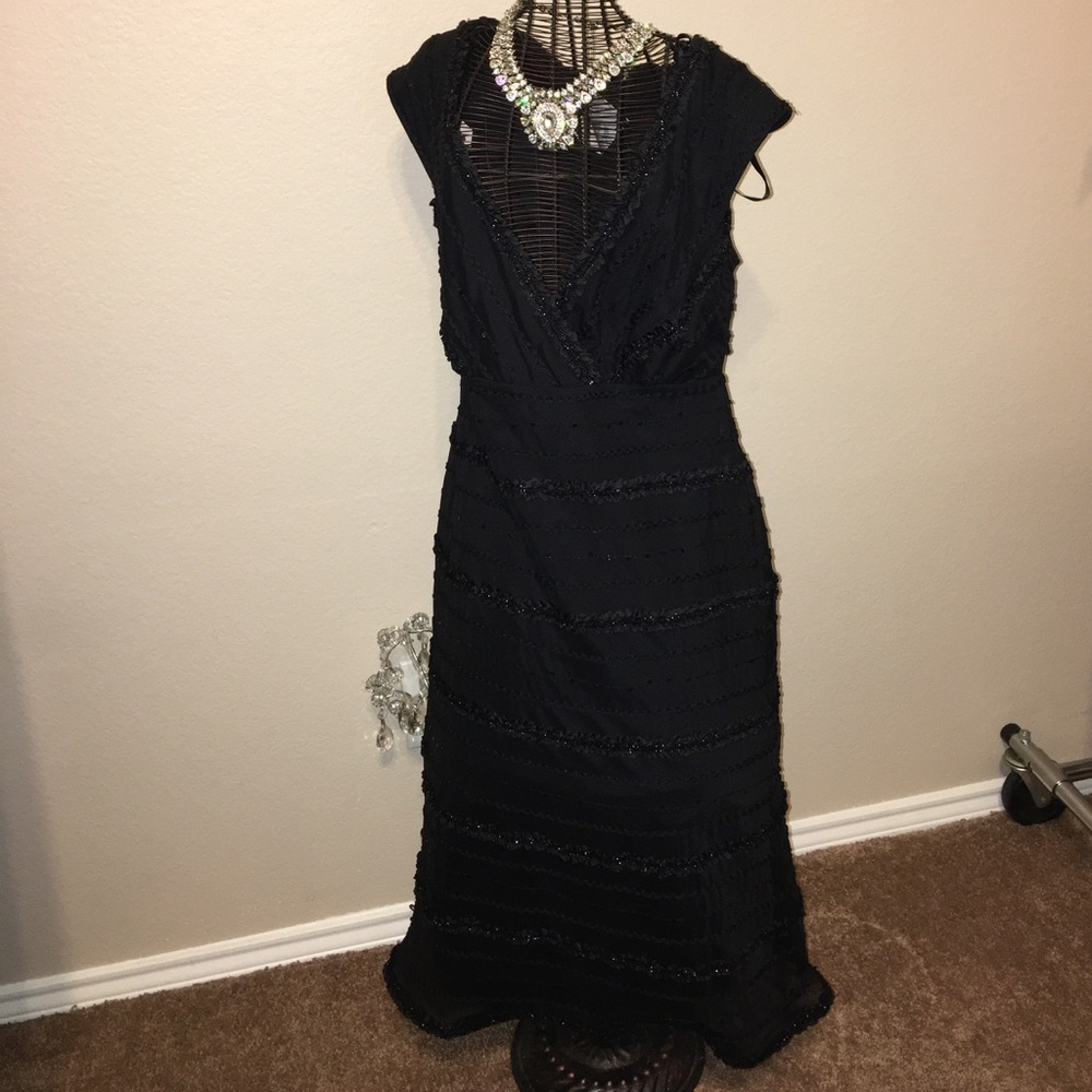 Like New Tadashi Shoji  V-Neck Cocktail Dress