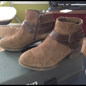 Low ankle heeled boots.