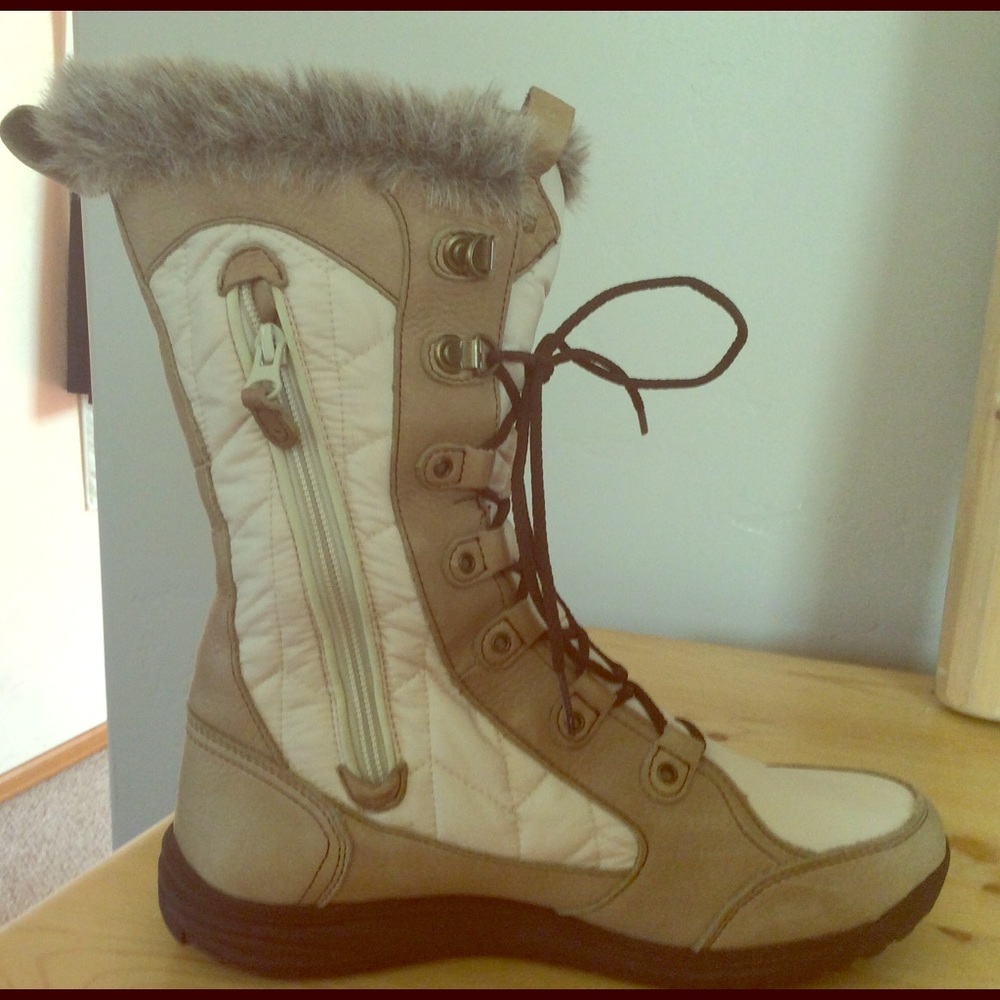 Teva winter white/tan quilted boots 8.5