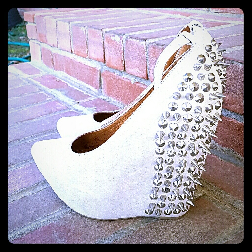 Wonderful nude Aubrey spiked wedges, light wear!