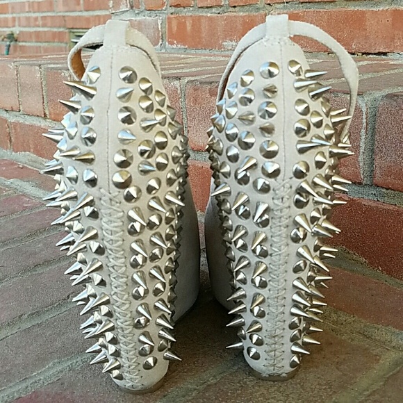 Wonderful nude Aubrey spiked wedges, light wear! - Picture 2 of 4