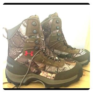 Under Armour camo boots, size 8