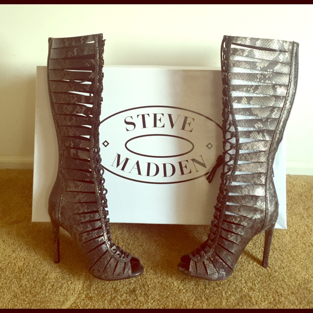 Size 7 Steve Madden Cryptic BLK Snake Boots