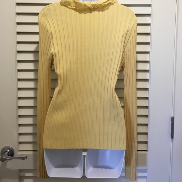 Yellow silk and spandex top with zip in the front - Picture 2 of 4