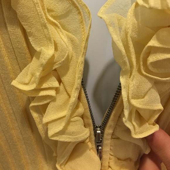 Yellow silk and spandex top with zip in the front - Picture 3 of 4