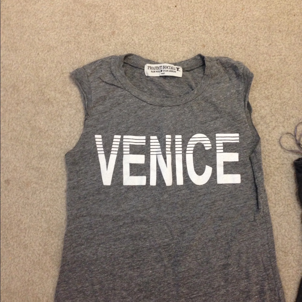 Bundle of sleeveless tops - Picture 2 of 5