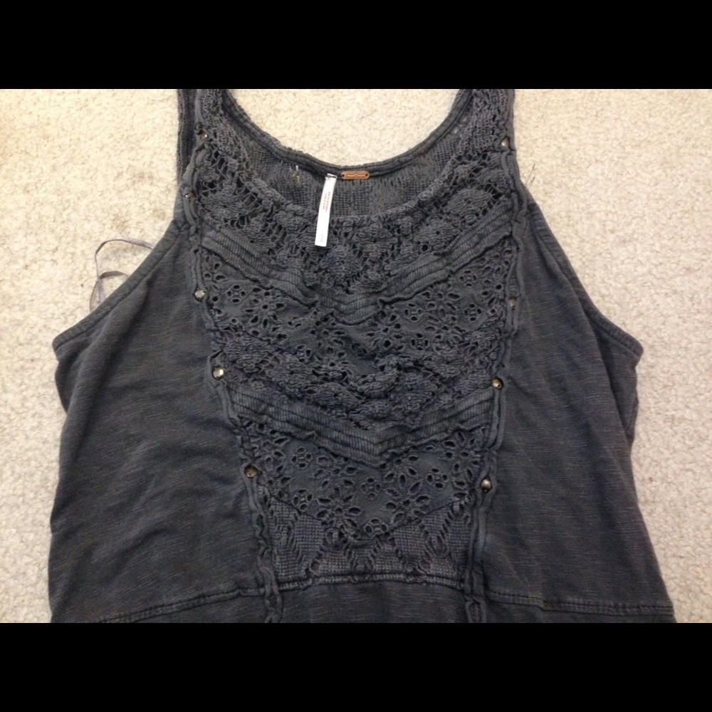 Bundle of sleeveless tops - Picture 3 of 5