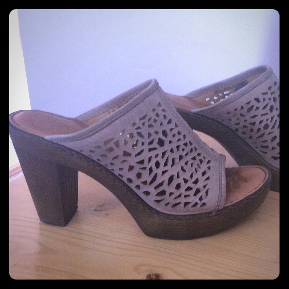 Born taupe leather cut out sandals, size 8